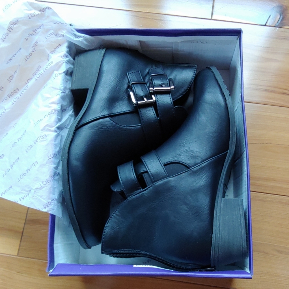 NWT ankle boots
